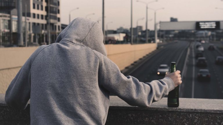 przyczyny alkoholizmu